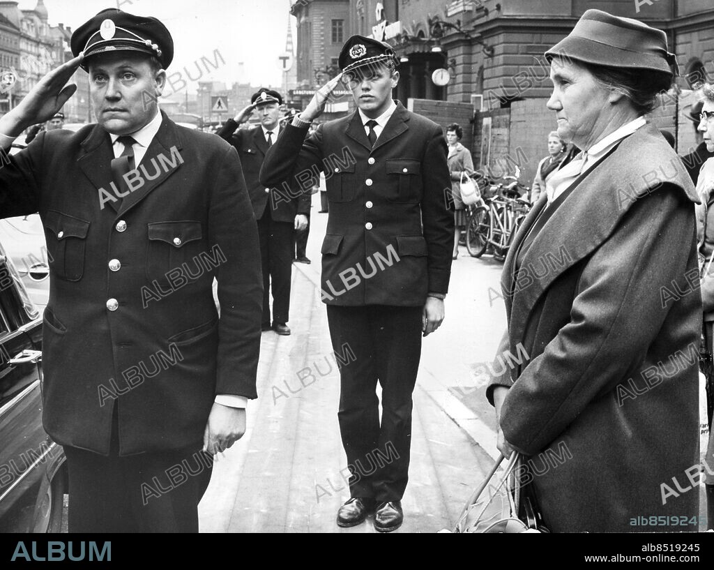 ARKIV -1960 . Tyst minut för den mördade taxiföraren Berit Lundqvist. Kollegerna Bengt Sjö och Hans Karlbom utanför Centralen. Bilden publicerad i boken "Så var det". Sid. 96 . Foto: Pressens Bild / TT / Kod 194.