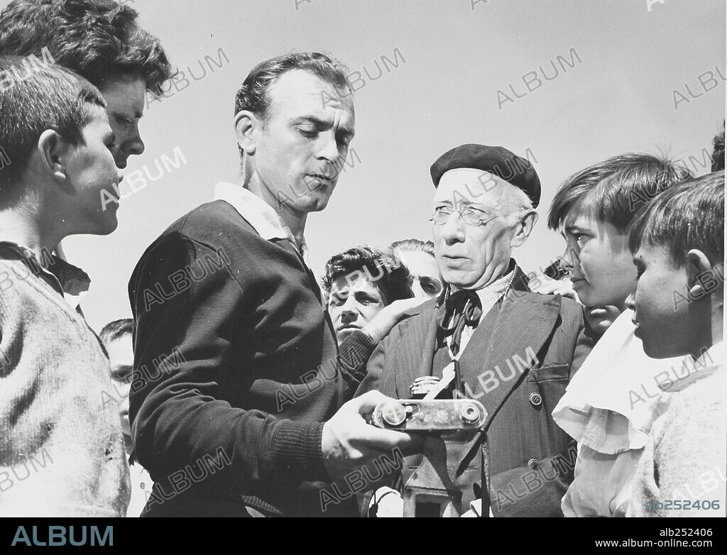 ALFREDO DI STEFANO in LA SAETA RUBIA, 1956, directed by JAVIER SETO. Copyright UNION FILMS.