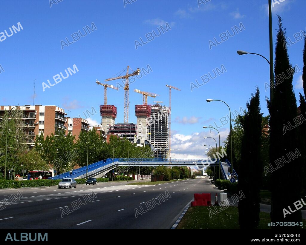 PASEO DE LA CASTELLANA CON LAS TORRES DE LA ANTIGUA CIUDAD DEPORTIVA AL FONDO.