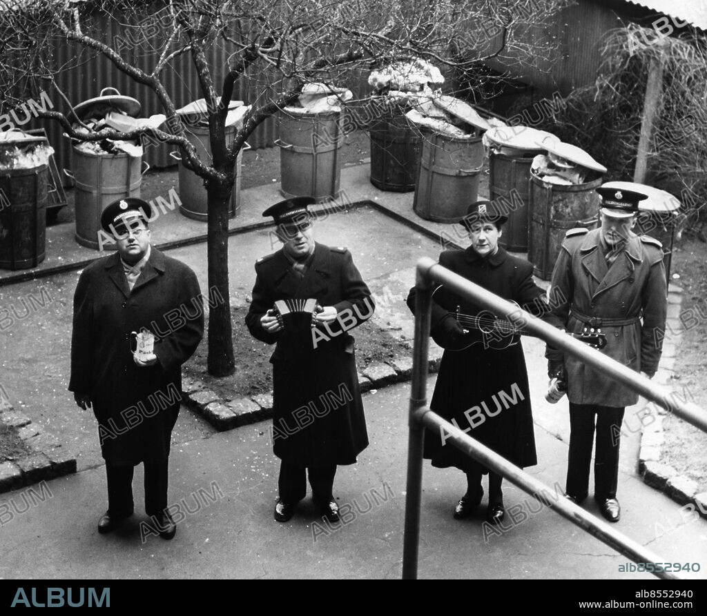 FA Frälsningsarmén kvinnlig manliga frälsningssoldater spelar dragspel gitarr sjunger på innergård gård i Malmö april 1959.. Foto: Åke Håkansson / Sydsvenskan / IBL Bildbyrå.