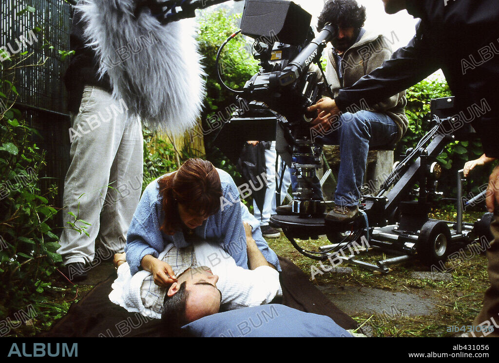LUIS TOSAR y MARIA XOSE BOUZAS en EL REGALO DE SILVIA, 2003, dirigida por DIONISIO PEREZ GALINDO. Copyright LORELEI PROD/IMVAL MADRID/EL MEDANO/TVG/BAUSAN FILMS.