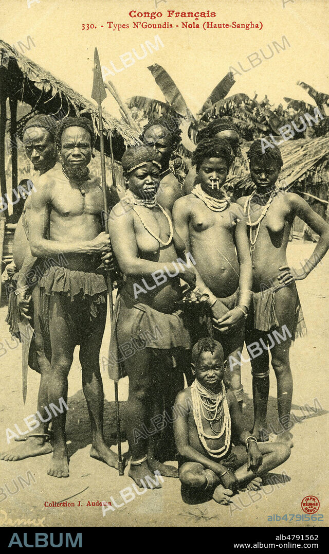 'Congo francais. Types N'Goundis. Nola (Haute-Sangha)'. Photographie anonyme pour une carte postale vers 1910. Credit : Collection IM/KHARBINE-TAPABOR.