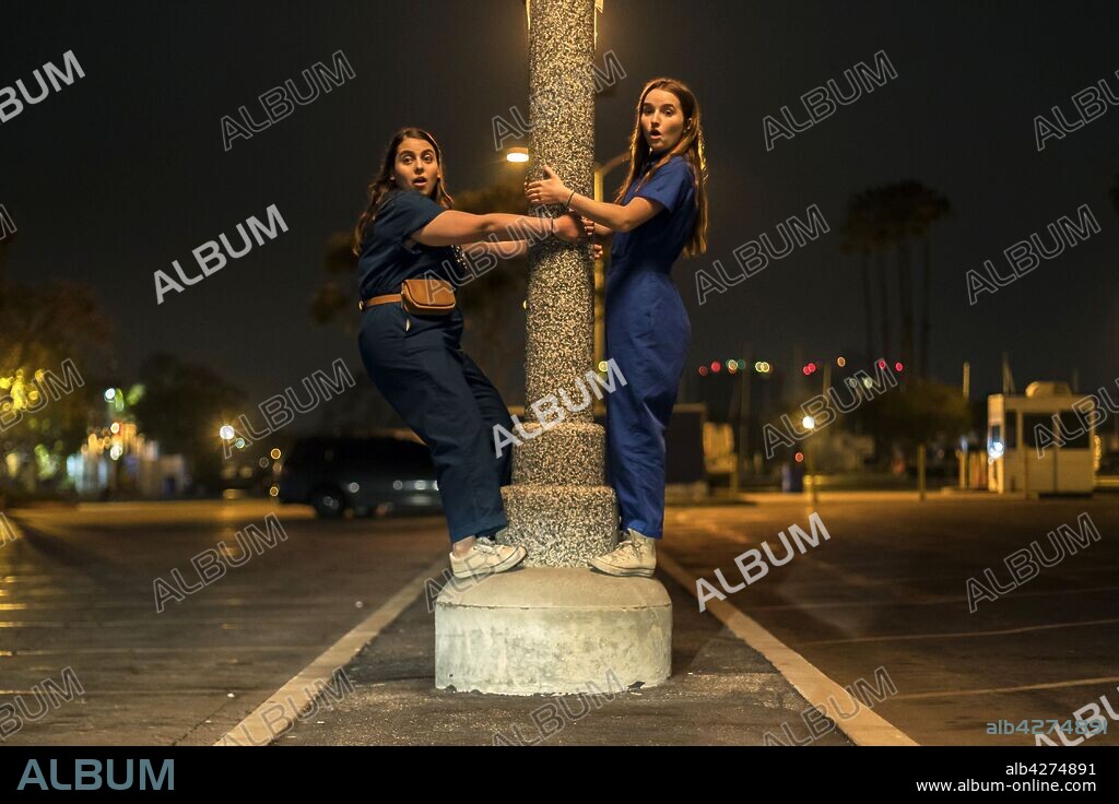 BEANIE FELDSTEIN and KAITLYN DEVER in BOOKSMART, 2019, directed by OLIVIA WILDE. Copyright ANNAPURNA PICTURES.