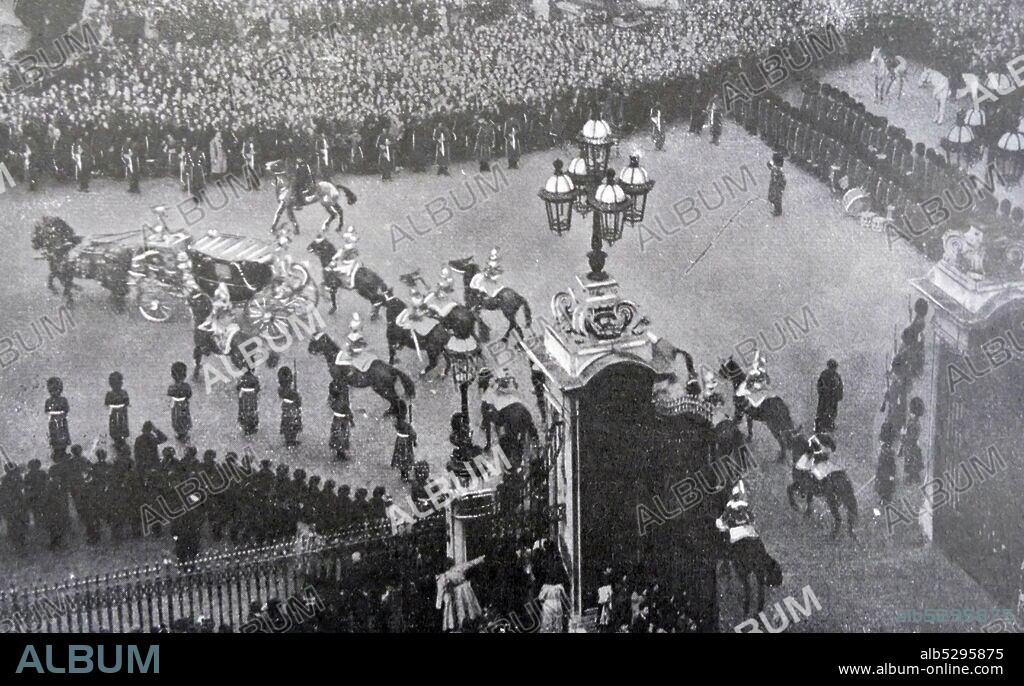 Black and white photo of the procession from Buckingham Palace to Westminster Abbey for the marriage of Prince George, Duke of Kent (1902-1942) and Princess Marina of Greece (1906-1968); the marriage took place on 29 November 1934.
