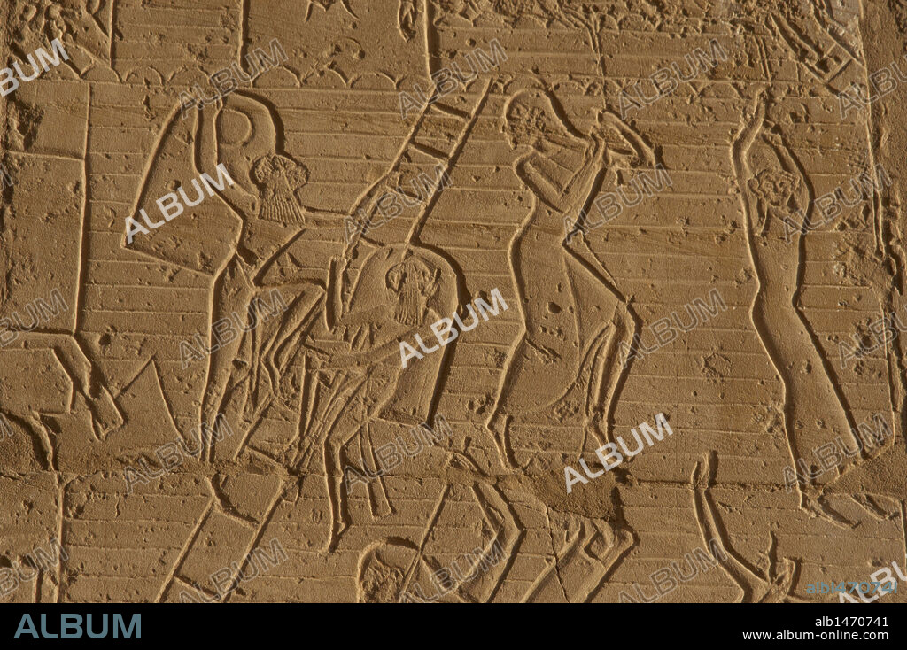 ARTE EGIPCIO. EGIPTO. Relieves del Templo mortuorio de Ramses II (RAMESERUM). Imperio Nuevo. XIX Dinastía. Representación del ASEDIO DE LOS EGIPCIOS DE DAPUR (CIUDAD SIRIA). "Soldados subiendo por las escaleras, progegidos por arqueros". Necrópolis Tebanas. Medinet-Habu. Egipto.
