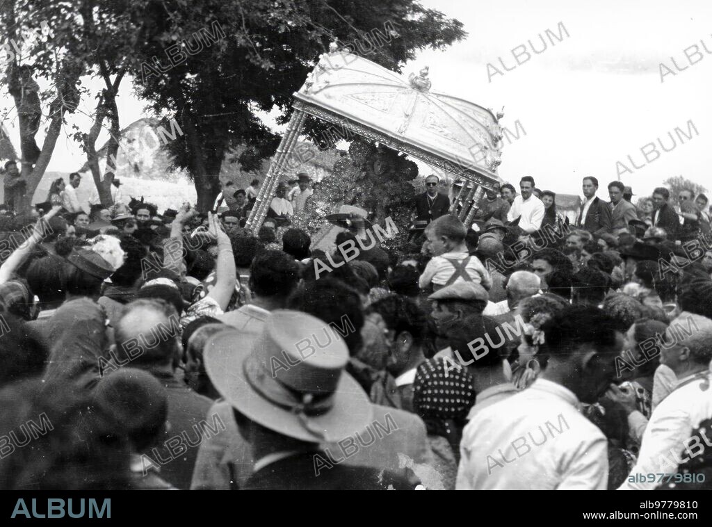 Foto : Angel Gomez Gelan dos Aspectos de la romería del rocío en el año 1929.