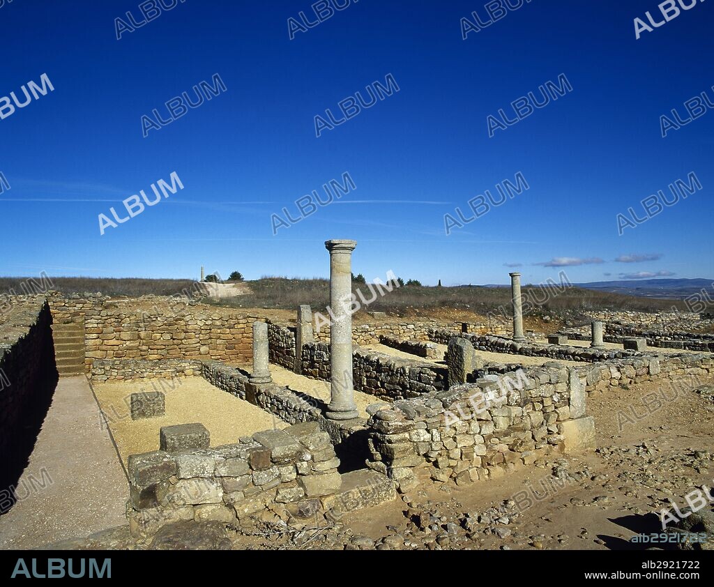 NUMANCIA. Antigua ciudad celtibérica, conquistada por los romanos en el 133 a. C. Panorámica de las ruinas de las CASAS PORTICADAS. GARRAY. Provincia de Soria. Castilla-León. España.