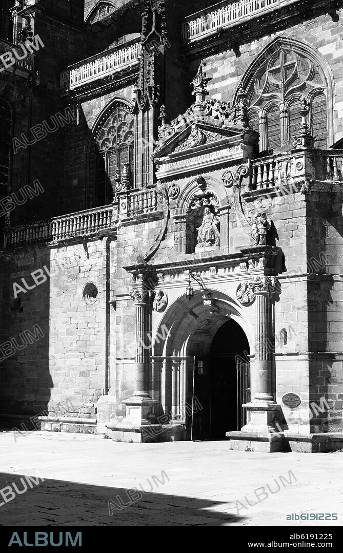 PORTADA NORTE DE LA CATEDRAL DE ASTORGA - FOTOGRAFIA EN BLANCO Y NEGRO - AÑOS 50.