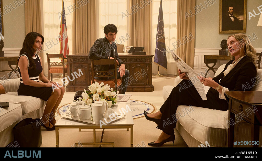 SARAH SHAHI, TAYLOR ZAKHAR PEREZ and UMA THURMAN in RED WHITE & ROYAL BLUE, 2023, directed by MATTHEW LOPEZ. Copyright AMAZON STUDIOS.