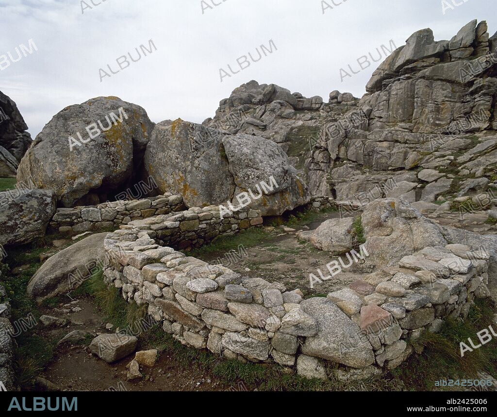 ARTE CELTA-CULTURA DE LOS CASTROS. ESPAÑA. Desarrollada durante la última fase de la Edad del Bronce y la Edad del Hierro en la Meseta y el Oeste peninsular, se caracteriza por sus recintos fortificados de forma circular, provistos de uno o varios MUROS CONCENTRICOS. Vista parcial del CASTRO DE BAROÑA. Provincia de A Coruña. Galicia.
