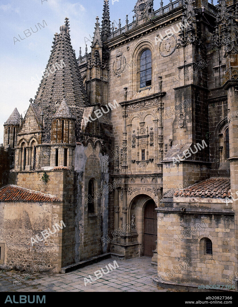 DIEGO DE SILOÉ. PUERTA DEL ENLOSADO JUNTO A LA TORRE GALLONADA DE LA ANTIGUA SALA CAPITULAR CONOCIDA COMO TORRE DEL MELON CONVERTIDA EN LA CAPILLA DE SAN PABLO.