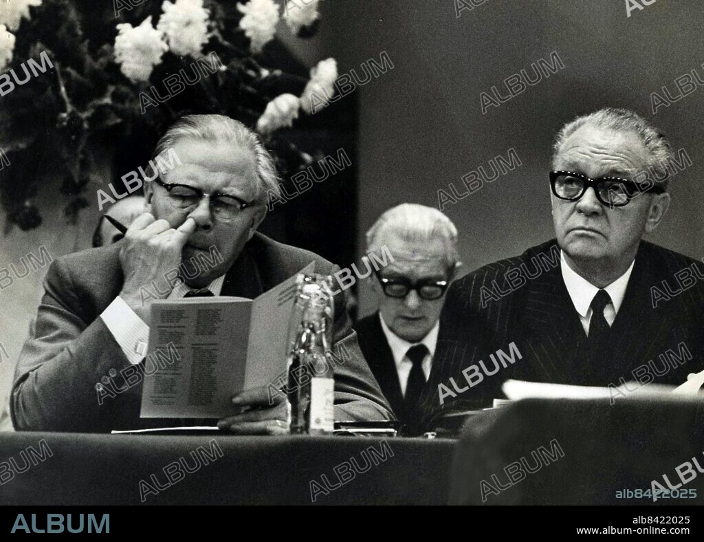 Arkiv 1977 . Gunnar Sträng (1906-1992), socialdemokratisk politiker, statsråd 1946-1976, finansminister 1955-1976, riksdagsman 1946-1985. Här petar han sig i näsan under en debatt. Till höger utrikesminister Torsten Nilsson.. Foto: Svenskt Pressfoto Kod: 20360.