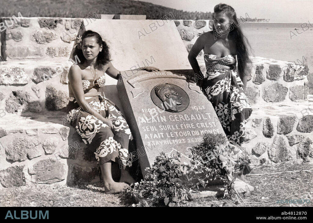 Tahitiennes posant devant le monument erige en memoire du navigateur Alain GERBAULT (1893-1941) a Bora Bora (Tahiti). Photographie anonyme vers 1941. Credit : Collection F.Pineau/Kharbine-Tapabor.