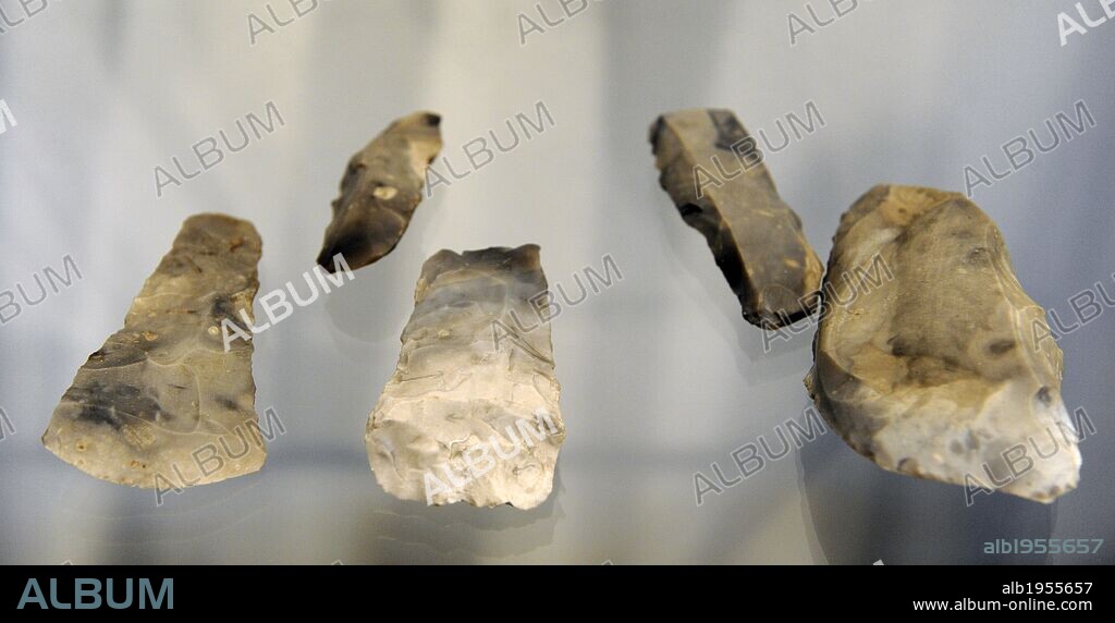 ARTE. PREHISTORIA. Caza del alce. Skottemarke, Lolland. Cultura Maglemose (9500-6500 a. C.) desarrollada en el Norte de Europa (Mesolítico). Hachas de mano realizadas en sílex. Fechada hacie el 8700 a. C. Principios Cultura Maglemose. Museo Nacional. Copenhague. Dinamarca. Europa.