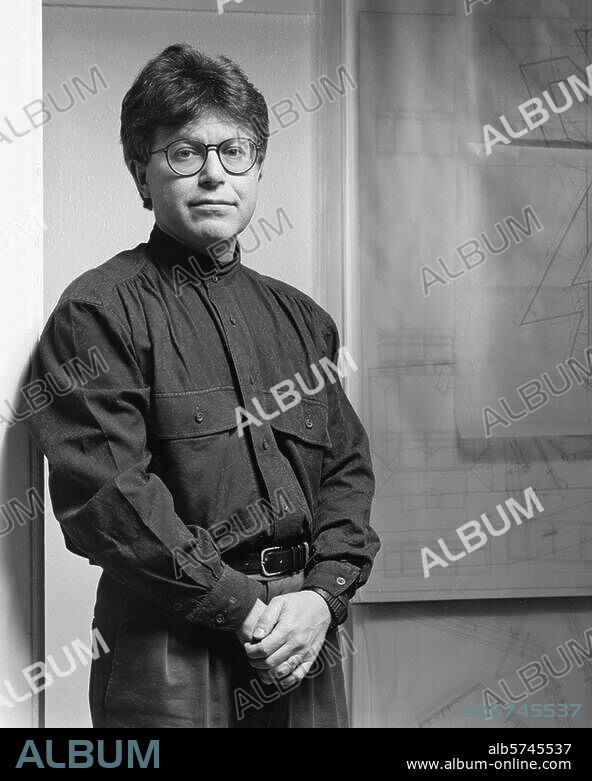 Libeskind, Daniel amerik. Architekt, geb. 1946 in Polen. Daniel Libeskind vor den Plänen des Jüdischen Museums in Berlin-Kreuzberg. Foto, Dezember 1990.