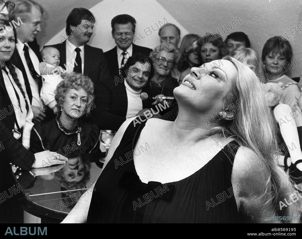 Skådespelerskan Anita Ekberg i Malmö 1982. Med släktingar. (c) Lasse Svensson / Sydsvenskan /IBL Bildbyrå.