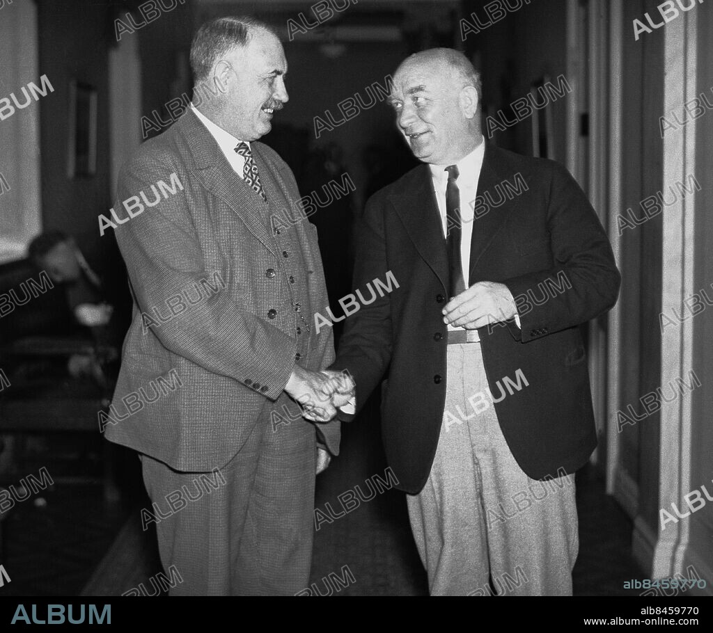 ARKIV 1936 . Statsminister Axel Pehrsson-Bramstorp (1883-1954) till vänster tillsammans med Per Albin Hansson (1885-1946). Bramstorp (efter en gård i Skåne) var statsminister 1936 i den sk semesterregeringen 19 juni-28 september och statsråd 1936-1945. Han var ordförande i Bondeförbundet 1934-1949.. Per-Albin Hansson var statsminister 1932-1946 med undantag för sommaren 1936 då Bondeförbundarna fällt regeringen och Axel Pehrsson-Bramstorp övertagit statsministerposten.. Foto: TT / Kod 1900.