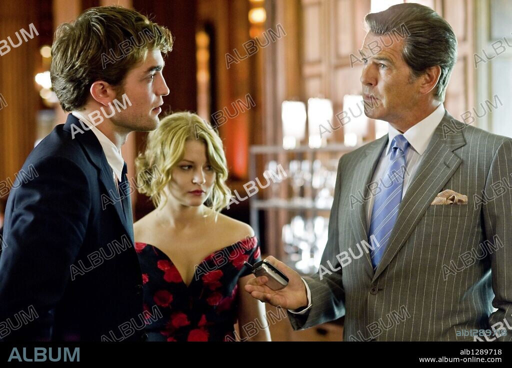 EMILIE DE RAVIN, PIERCE BROSNAN and ROBERT PATTINSON in REMEMBER ME, 2010, directed by ALLEN COULTER. Copyright UNDERGROUND FILMS AND MANAGEMENT.