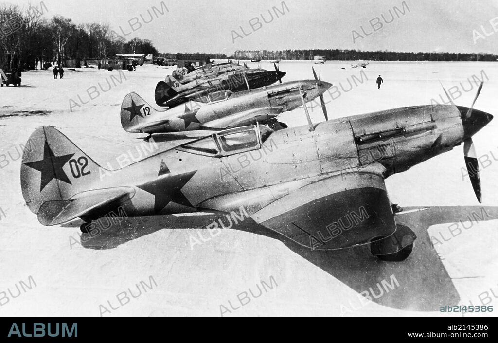 World war 2, soviet air force mikoyan-gurevich mig-3 (i-18) fighters in winter camouflage on a snow covered airfield on the soviet / german front, defense of moscow, 1942. 01/02/1942