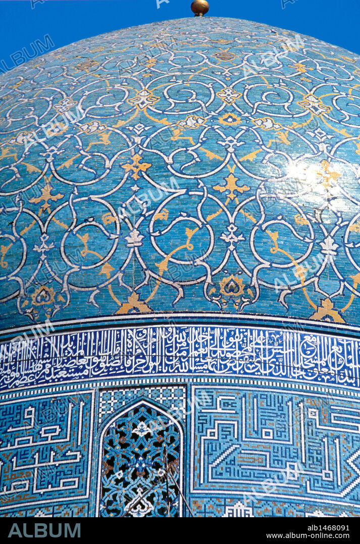 ARTE ISLAMICO. EPOCA SAFAVIDA. S. XVII. MEZQUITA DEL IMAN O GRAN MEZQUITA (MASJED-E EMAN). Construída entre 1612-1638 durante el reinado del Sha Abbas I (1587-1629). Mantiene la tradición iraní de la mezquita con patio central rodeado de pórticos y cuatro iwans. Detalle de la gran cúpula, situada sobre la sala del Mihrab. Isfahan. República Islámica de Irán.