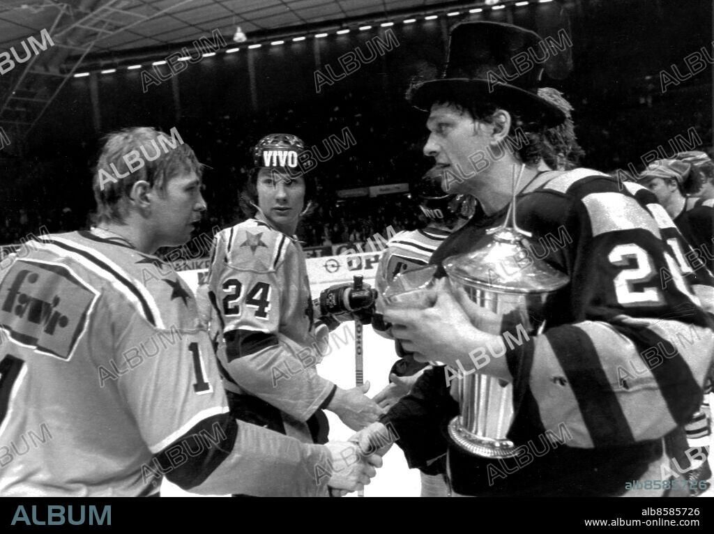 ARKIV 1978-04-04. Skellefteå AIK:s lagkapten Hardy Nilsson (tv) med SM-bucklan i famnen när han gratuleras av AIK:s Bo Karlsson (tv) och Anders Wallin (mitten) till SM-guldet i ishockey efter seger med 4-3 i den tredje och avgörande SM-finalen mot AIK i Scandinavium i Göteborg 4:e april 1978.. Foto: Kent Östlund / SvD / SCANPIX / Kod: 11014.