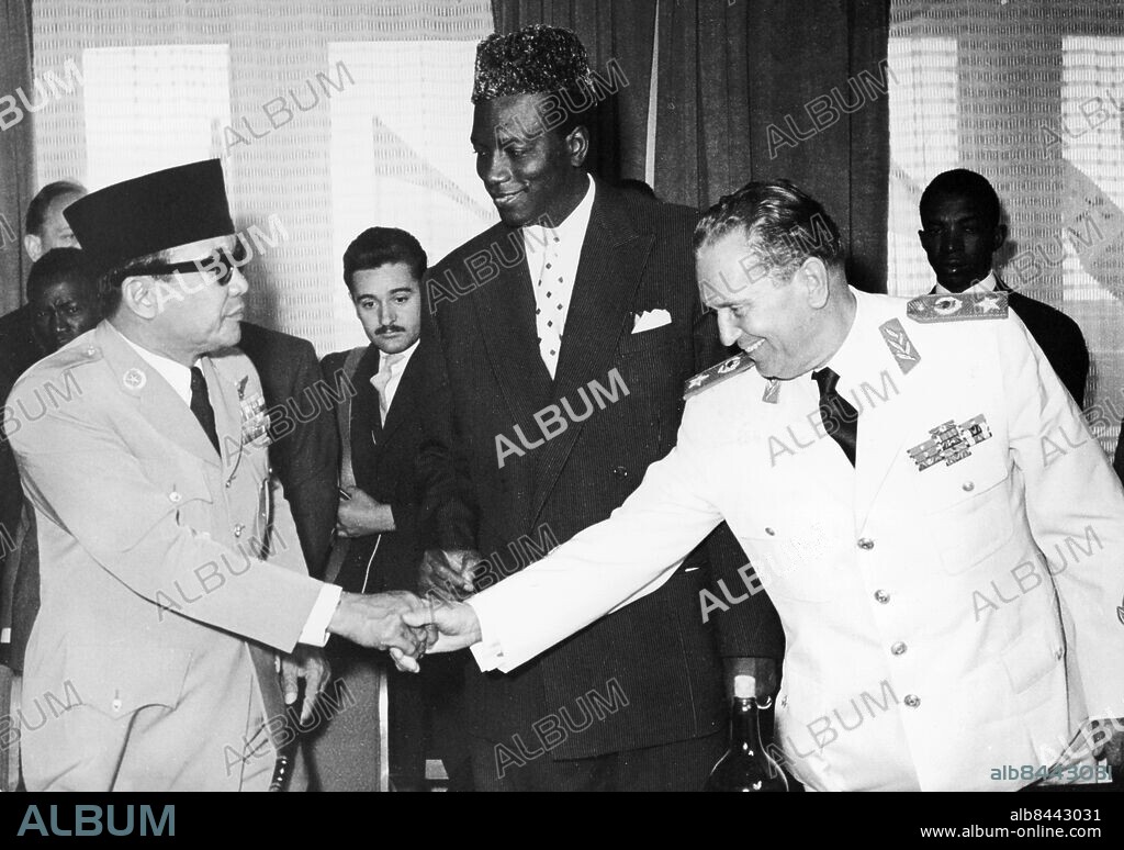 Orig. bildtext... PRESIDENT TITO OF YUGOSLAVIA, PRESIDENT SOEKARNO OF INDONESIA AND PRESIDENT MODIBO KEITA OF MALI HAD MUTUAL POLITICAL TALKS AT THE AIRPORT OF BATAJNICA NEAR BELGRADE, JUNE 17, 1961. In the picture: President Soekarno /left/ shaking hands with President Tito, President Modibo Keita /centre/. Anm. Sukarno (1901-1970) indonesisk politiker, landets förste president 1949-1967 Modibo Keita (1915-1977) malisk politiker, president 1960-1968 Tito, eg. Josip Broz (1892-1980) Hälsningar Handslag CD68 persons: Sukarno ;Josip Broz ;Tito ;Modibo Keita sites: INDONESIEN* ;MALI* ;JUGOSLAVIEN.