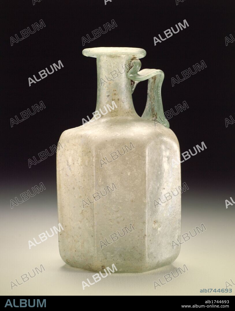 Madrid, M.A.N. Arte romano. Botellín cuadrado de vidrio. Realizado con la técnica del vidrio soplado, adquirida en Oriente Medio, en el s.I a.c.