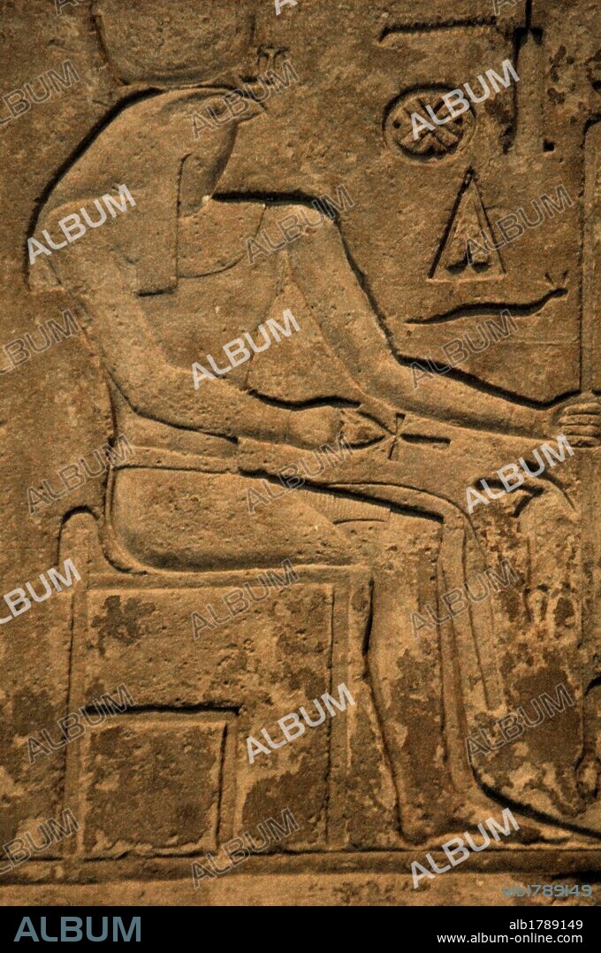 ARTE EGIPCIO. IMPERIO NUEVO. DINASTIA XVIII. Dintel de piedra caliza del rey AHMOSE (AMOSIS) I con la representación del dios MONTU, divinidad halcón de la región tebana, ofreciendo el"ANKH"o lazo de la vida al faraón que la recibe como un aliento de vida. Fechado hacia el año 1550 a. C. Procede de Armant. Museo Británico. Londres. Inglaterra. Reino Unido.