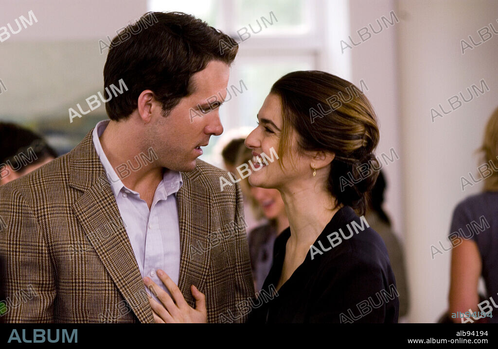 RACHEL WEISZ and RYAN REYNOLDS in DEFINITELY, MAYBE, 2008, directed by ADAM BROOKS. Copyright UNIVERSAL PICTURES/STUDIO CANAL/WORKING TITLE FILMS / SCHWARTZ, ANDREW.