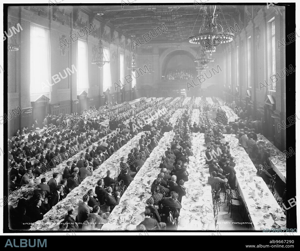 Banquet in Alumni Hall i.e., University Commons, Yale College, between 1900 and 1906.