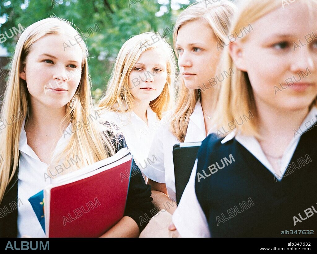 CHELSE SWAIN, HANNA HALL, KIRSTEN DUNST und LESLIE HAYMAN in THE VIRGIN SUICIDES - VERLORENE JUGEND, 1999 (THE VIRGIN SUICIDES), unter der Regie von SOFIA COPPOLA. Copyright ZOETROPE STUDIOS.