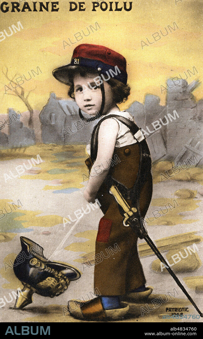 Graine de poilu (enfant urinant dans un casque allemand. Photographie anonyme pour une carte postale de 1914. Credit : IM/Kharbine-Tapabor.