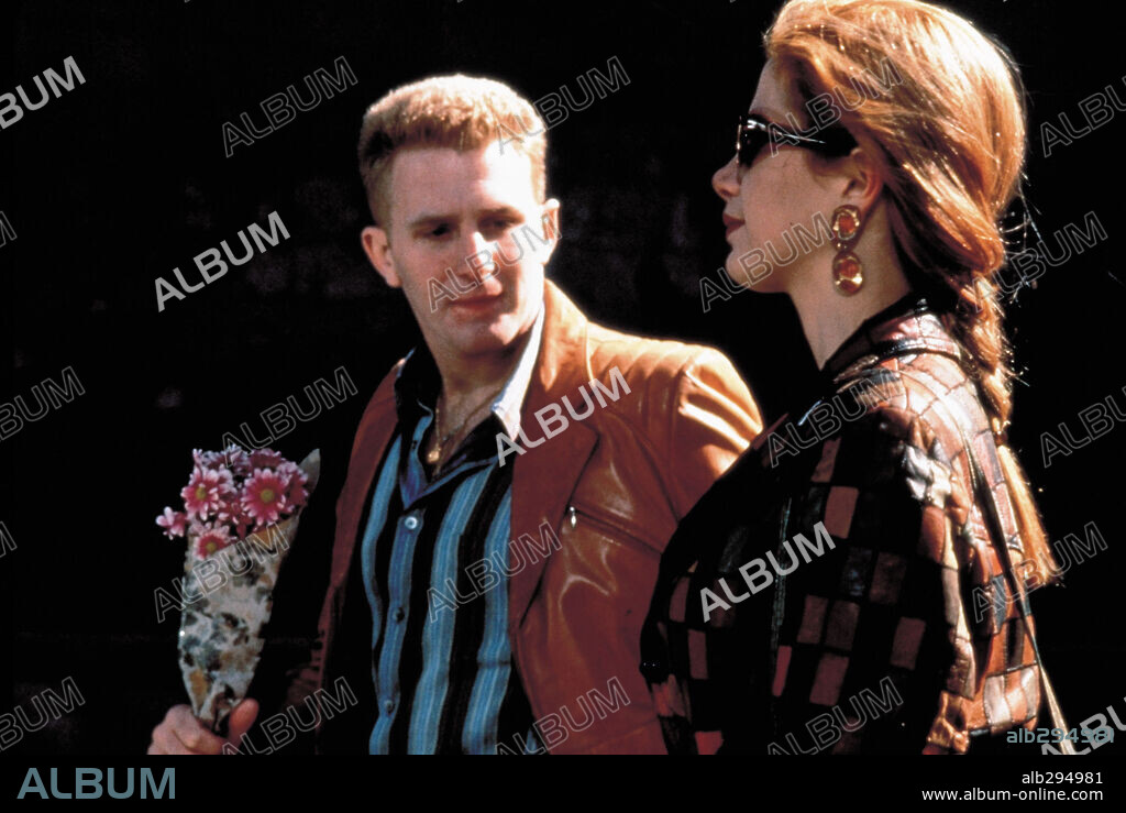 MICHAEL RAPAPORT and MIRA SORVINO in MIGHTY APHRODITE, 1995, directed by WOODY ALLEN. Copyright MIRAMAX.
