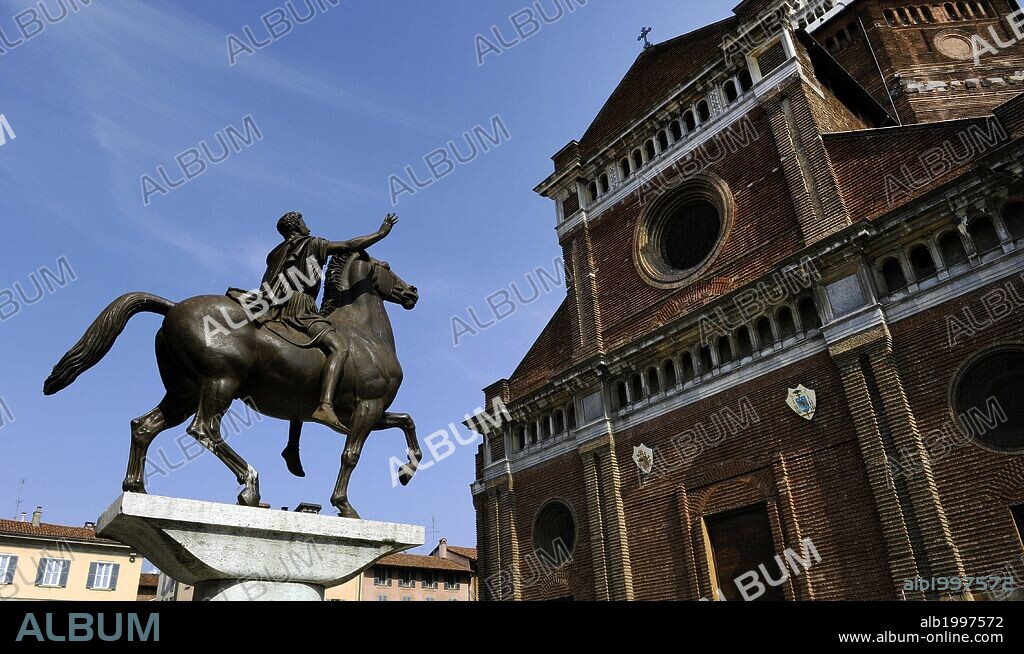 ITALIA. PAVIA. Monumento al actual "Regisole", frente a la catedral de Pavía. Este bronce clásico ecuestre fue destruido en 1796. Al escultor Francesco Messina se le encomendó la realización de una copia, el año 1937 de acuerdo a las reproducciones antiguas. El Regisole nuevo, de bronce, mide 6 metros de alto. Lombardia.
