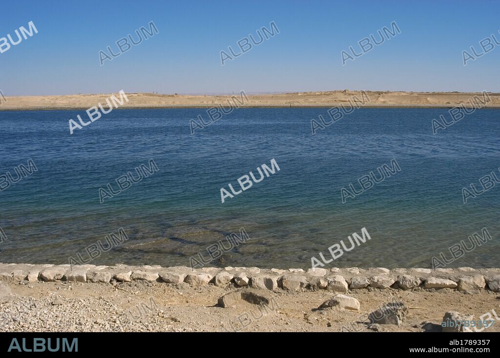 EGIPTO. Vista del CANAL DE SUEZ, vía de navegación artificial que une el mar Mediterráneo con el mar Rojo a través del Istmo de Suez. Su longitud es de 163 km. entre Puerto Said y Suez. Permitió acortar la ruta del comercio marítimo entre Europa y el sur de Asia. Construido entre 1859 y 1869 por Ferdinand de Lesseps (1805-1894) .