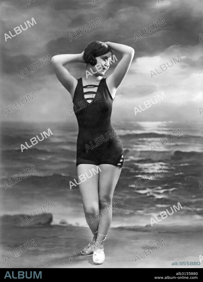 French Woman In A Bathing Suit - Album alb3155880