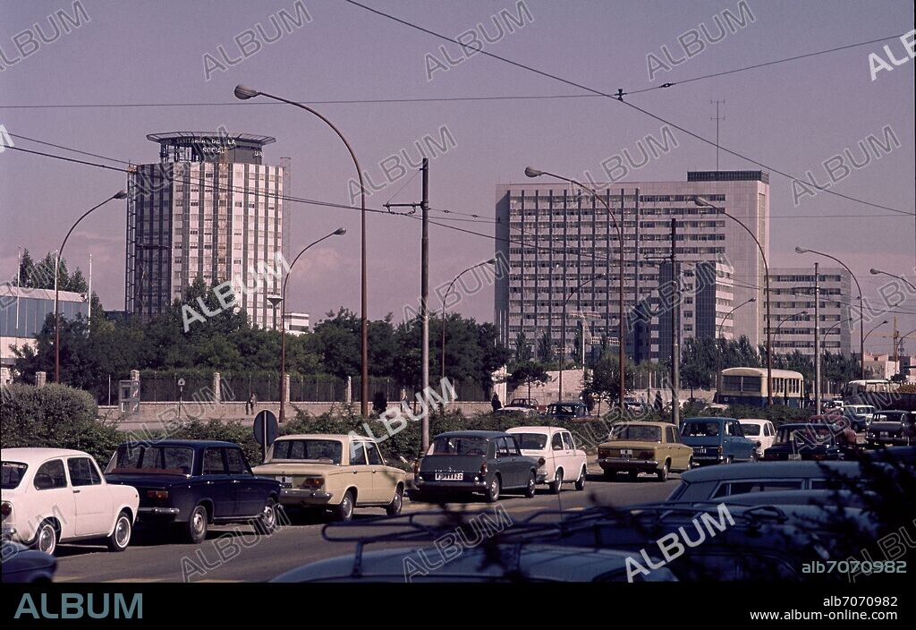 FINAL DEL PASEO DE LA CASTELLANA CON LA RESIDENCIA SANITARIA LA PAZ - FOTOAÑOS 70.