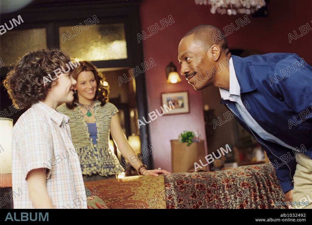 AUSTYN MYERS, EDDIE MURPHY and ELIZABETH BANKS in MEET DAVE, 2008, directed by BRIAN ROBBINS. Copyright DEEP RIVER PROD./FRIENDLY FILMS/GUY WALKS INTO A BAR PROD./ / McBROOM, BRUCE.