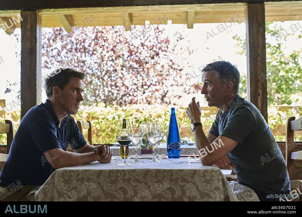 ROB BRYDON y STEVE COOGAN en THE TRIP TO SPAIN, 2017, dirigida por MICHAEL WINTERBOTTOM. Copyright REVOLUTION FILMS.