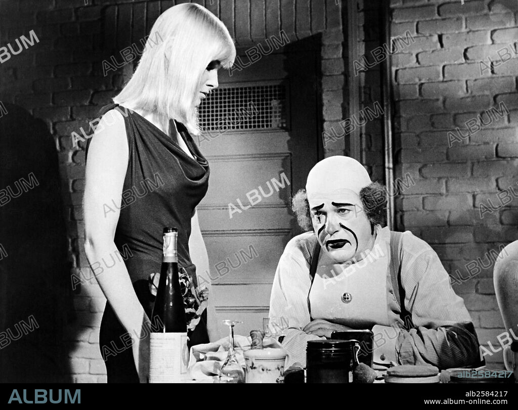 CURD JüRGENS y MAY BRITT en THE BLUE ANGEL, 1959, dirigida por EDWARD DMYTRYK. Copyright 20TH CENTURY FOX.