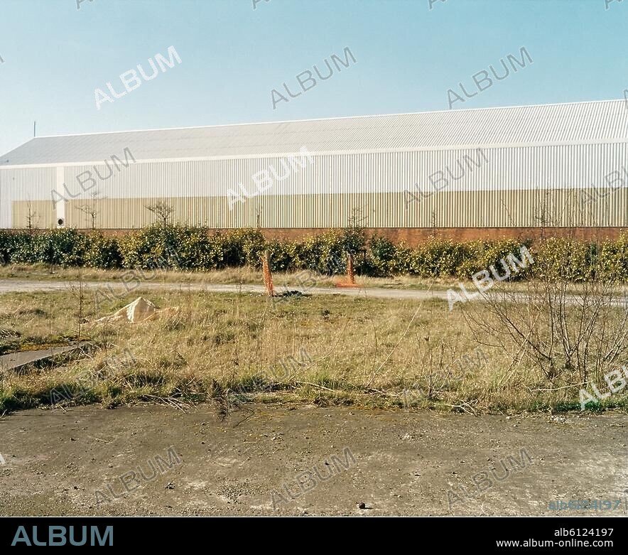 Belfast (Prov. Ulster, Nordirland), Queen's Island, Channel Commercial Park, Queen' Road.-Teilansicht: Lagerhalle.-Foto, 2001. Aus der serie: "Topography of the Titanic".