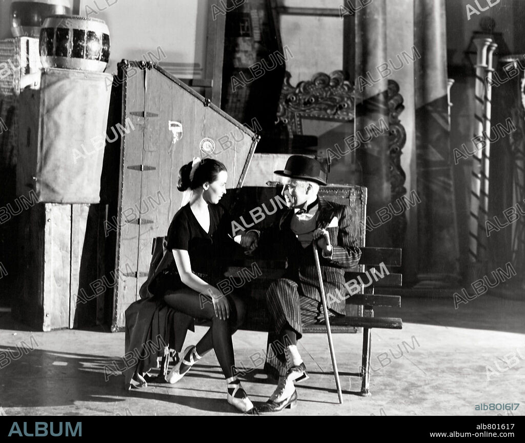 CHARLIE CHAPLIN y CLAIRE BLOOM en CANDILEJAS, 1952 (LIMELIGHT), dirigida por CHARLES CHAPLIN. Copyright UNITED ARTISTS.