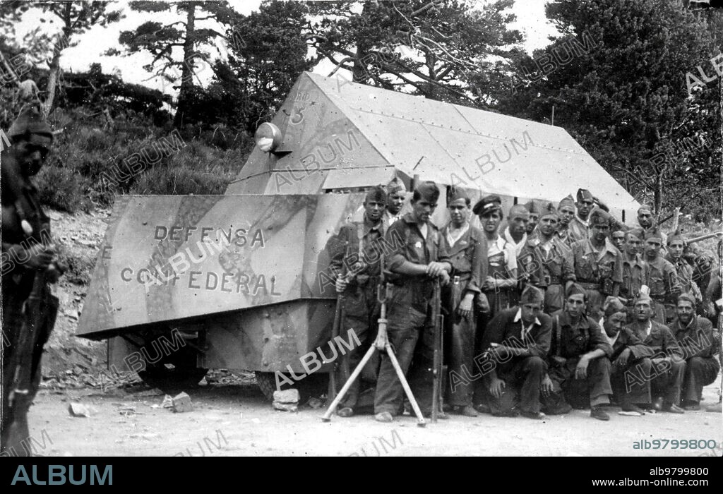 24 agosto 1936. El camión blindado de defensa Confederal, de la columna Perea, y el personal que lo Mandaba, que Tomaron parte en la defensa del puerto de Navafría, cuando las Tropas Nacionales Trataron de Hacerse con Él.