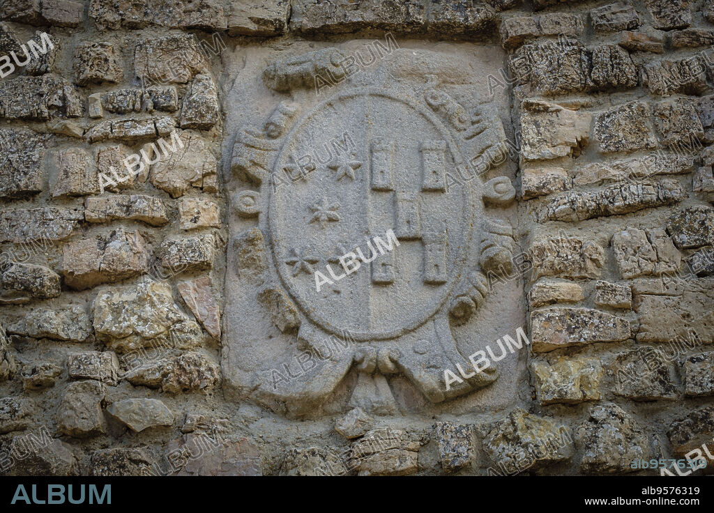 escudo nobiliario en una fachada de la calle barranco, Medinaceli, Soria, comunidad autónoma de Castilla y León, Spain, Europe.