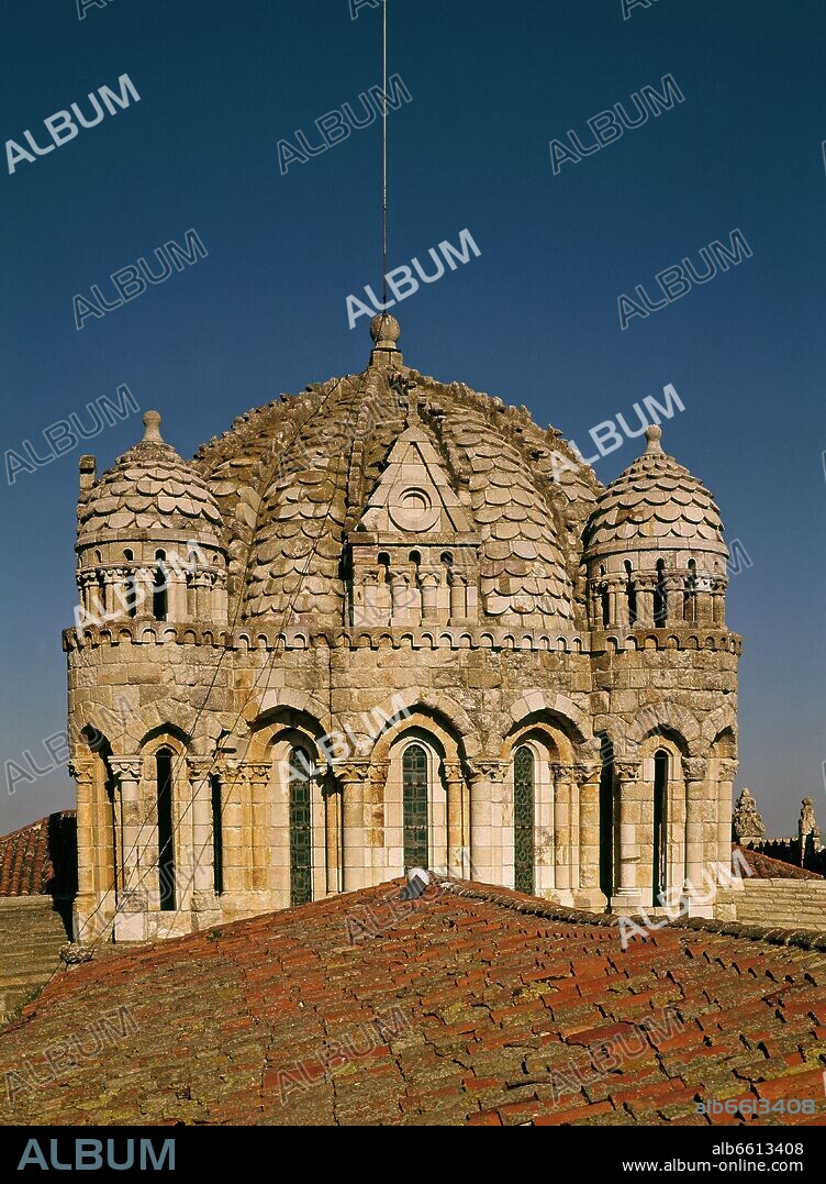 EXTERIOR DE LA CATEDRAL DE ZAMORA - CIMBORRIO CON CUPULA GALLONADA CONSTRUIDA HACIA EL AÑO 1200.