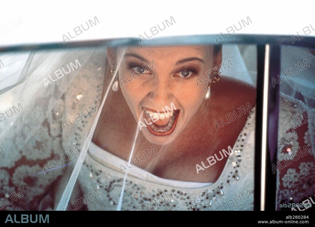 TONI COLLETTE dans MURIEL'S WEDDING, 1994, réalisé par P. J. HOGAN. Copyright MIRAMAX/FILM VISTORIA/HOUSE & MOOREHOUSE FILMS.