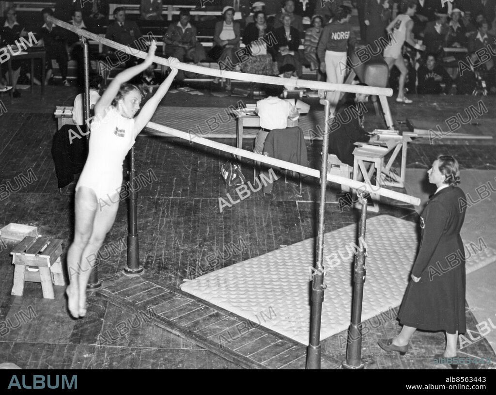 FINLAND HELSINGFORS 1952-07-22.. Evy Berggren, svensk gymnast, tävlar i barr vid de olympiska sommarspelen 1952. Hon tog guld i grenen Gruppgymnastik med handredskap vid dessa spel.. Foto: Olympic World Photo Pool / AB Text & Bilder / SVT / Kod: 5600. Engelsk originalbildtext.. Mapp: Gymnastik i H-fors-OS 1952: Svenskarna (Damer + herrar) I:287N. Balans.