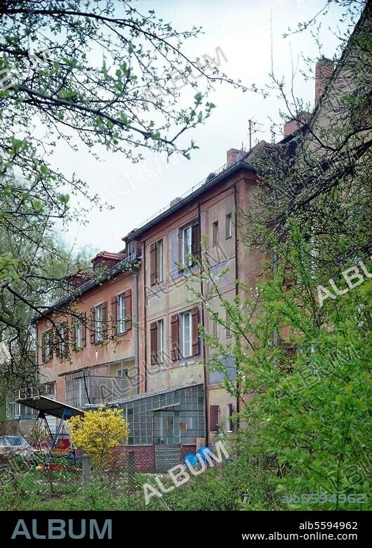 Berlin-Treptow, Ortsteil Altglienicke, Gartenstadt Falkenberg, "Tuschkastensiedlung", Akazienhof / Am Falkenberg /. Gartenstadtweg (erb. 1913-15; Arch.: Bruno Taut; Freiraumplanung: Ludwig Lesser). Mehrfamilienhaus am Gartenstadtweg. Foto, 1990/91.