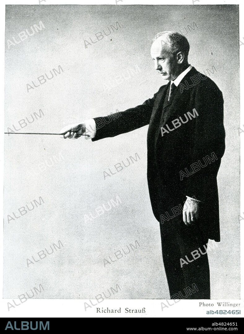 Portrait de Richard STRAUSS (1864-1949) tenant sa baguette de chef d'orchestre. Photographie Willinger vers 1925. annees 20. Credit : Collection KHARBINE-TAPABOR.