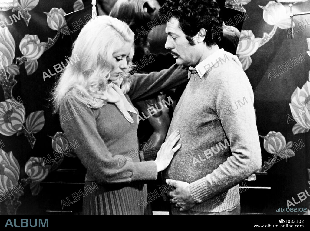 CATHERINE DENEUVE und MARCELLO MASTROIANNI in L' EVENEMENT LE PLUS IMPORTANT DEPUIS QUE L'HOMME A MARCHE SUR LA LUNE, 1973, unter der Regie von JACQUES DEMY. Copyright LIRA FILMS/ROAS PROD.